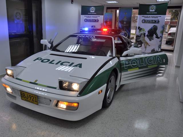 El Ferrari de Bustamante vestido de policía colombiano
