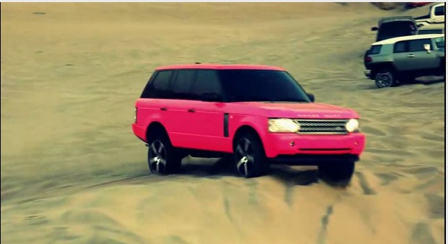 Ver un Range Rover rosa atrapado entre dunas no tiene precio
