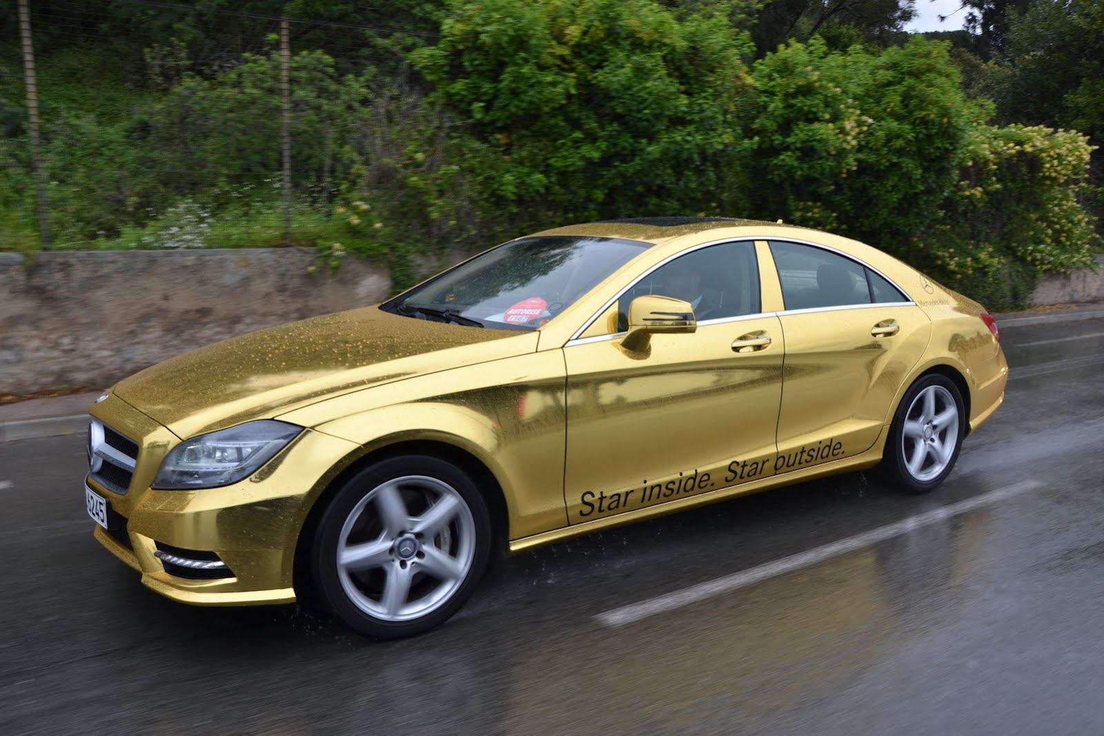 Modelos de Mercedes-Benz envueltos en oro para el Festival de Cannes