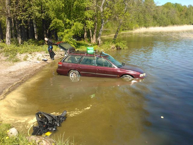 Un Subaru Legacy se lleva 3 meses en el fondo de un lago y cuando lo sacan arranca a la primera
