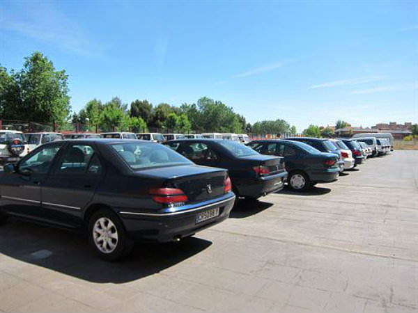 El Gobierno de Castilla-La Mancha malvende en subasta 18 vehículos públicos