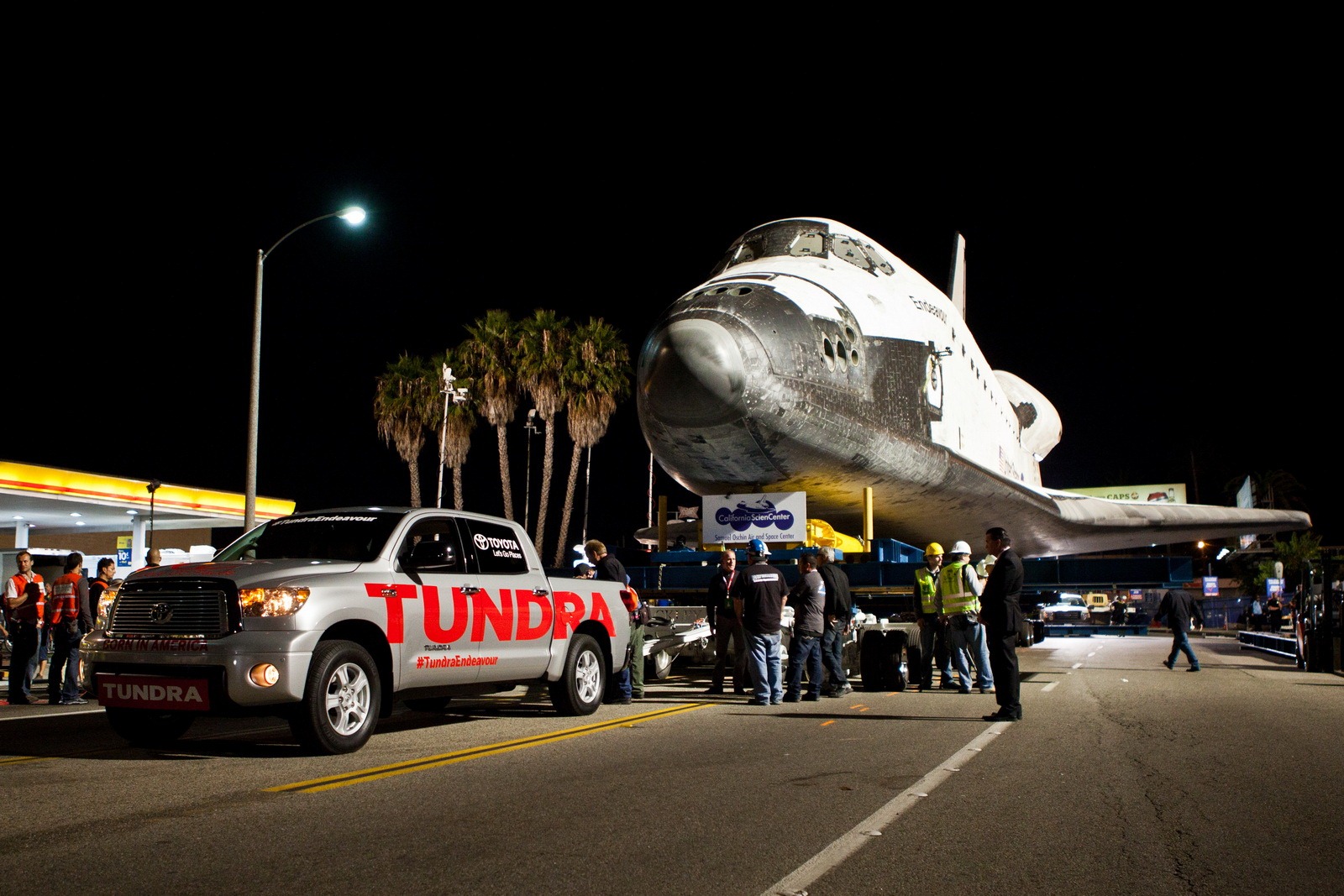 Una Toyota Tundra remolca a un transbordador espacial de 68.000 kg
