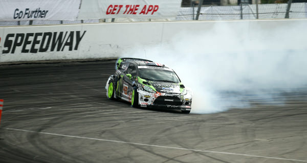 Ken Block quemando rueda a la espera de una nueva Gymkhana