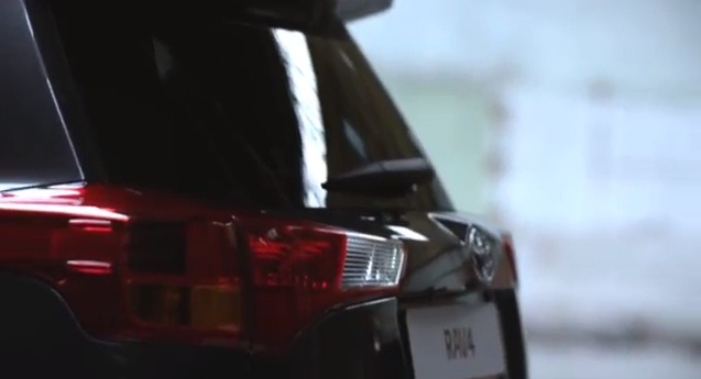 El nuevo Toyota RAV4 también tenía ganas de salir en vídeo