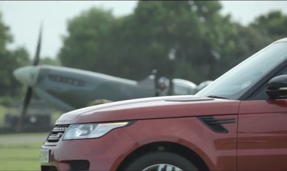 El Range Rover Sport le planta cara a un Spitfire